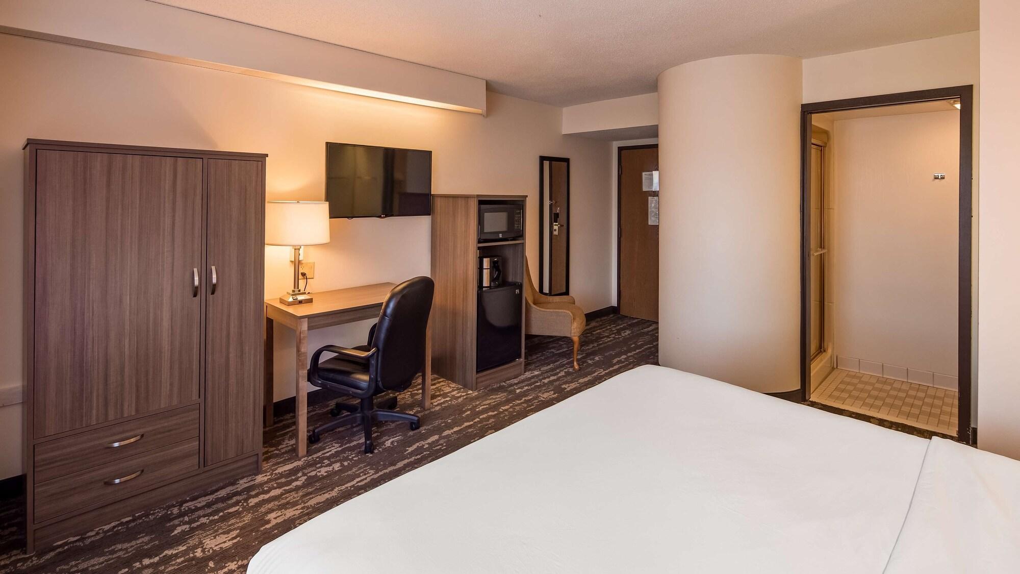 Charlevoix Inn & Suites Surestay Collection By Best Western ภายนอก รูปภาพ