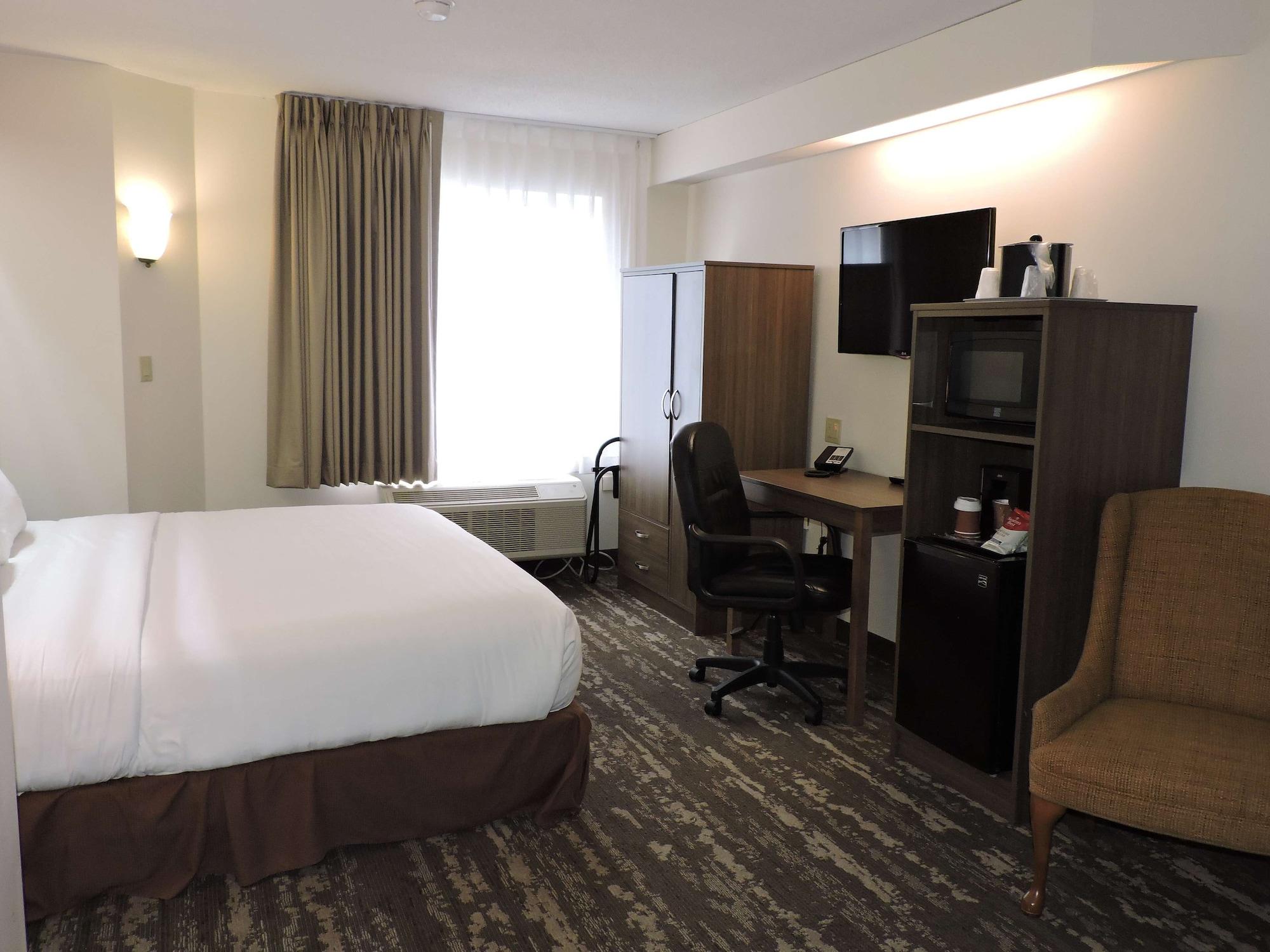 Charlevoix Inn & Suites Surestay Collection By Best Western ภายนอก รูปภาพ