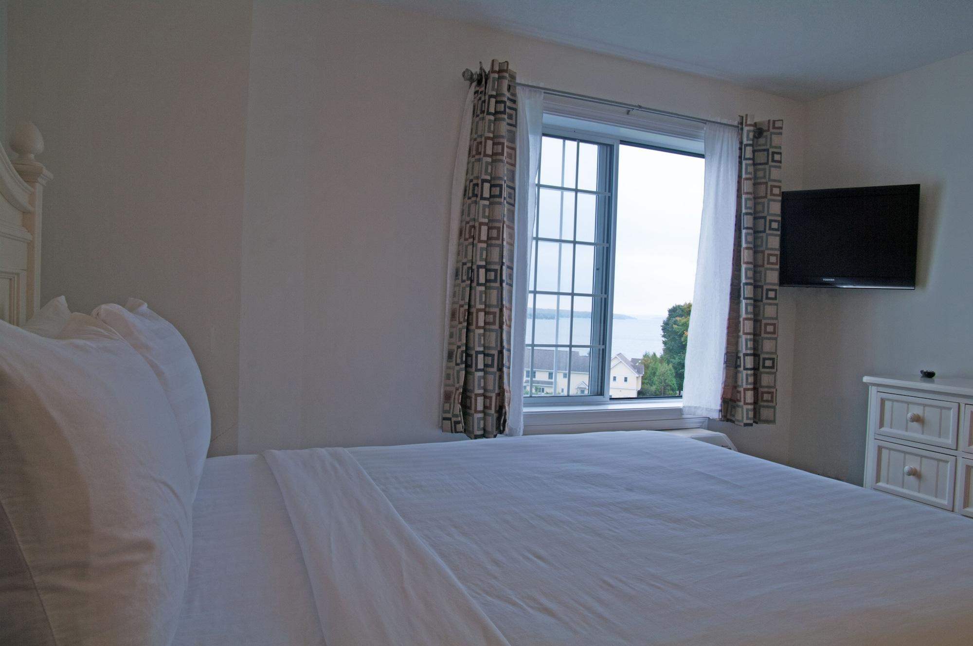 Charlevoix Inn & Suites Surestay Collection By Best Western ภายนอก รูปภาพ