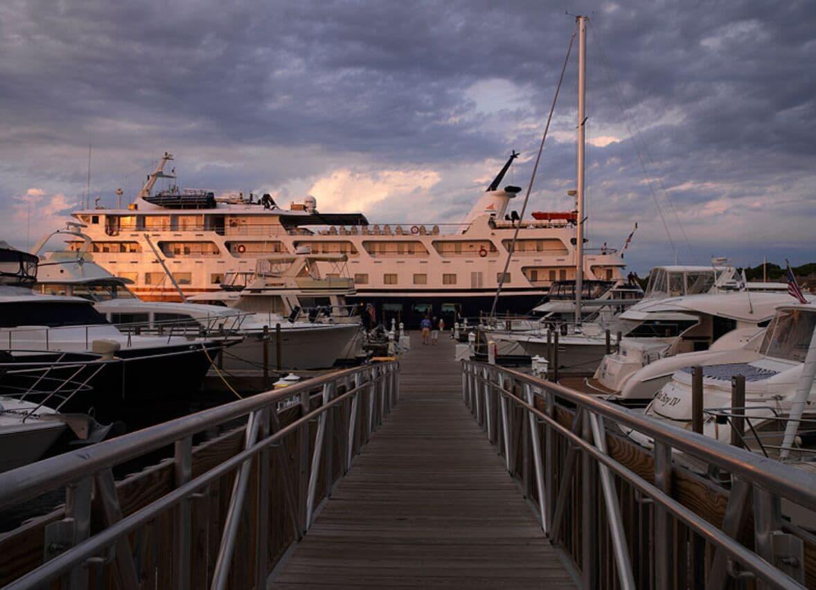 Charlevoix Inn & Suites Surestay Collection By Best Western ภายนอก รูปภาพ