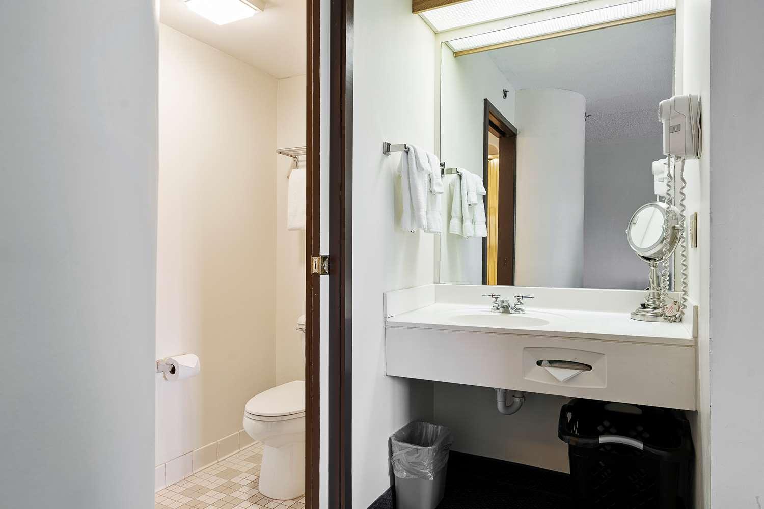 Charlevoix Inn & Suites Surestay Collection By Best Western ภายนอก รูปภาพ