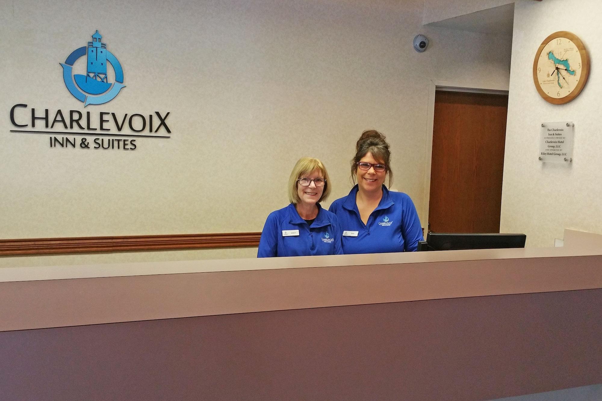 Charlevoix Inn & Suites Surestay Collection By Best Western ภายนอก รูปภาพ