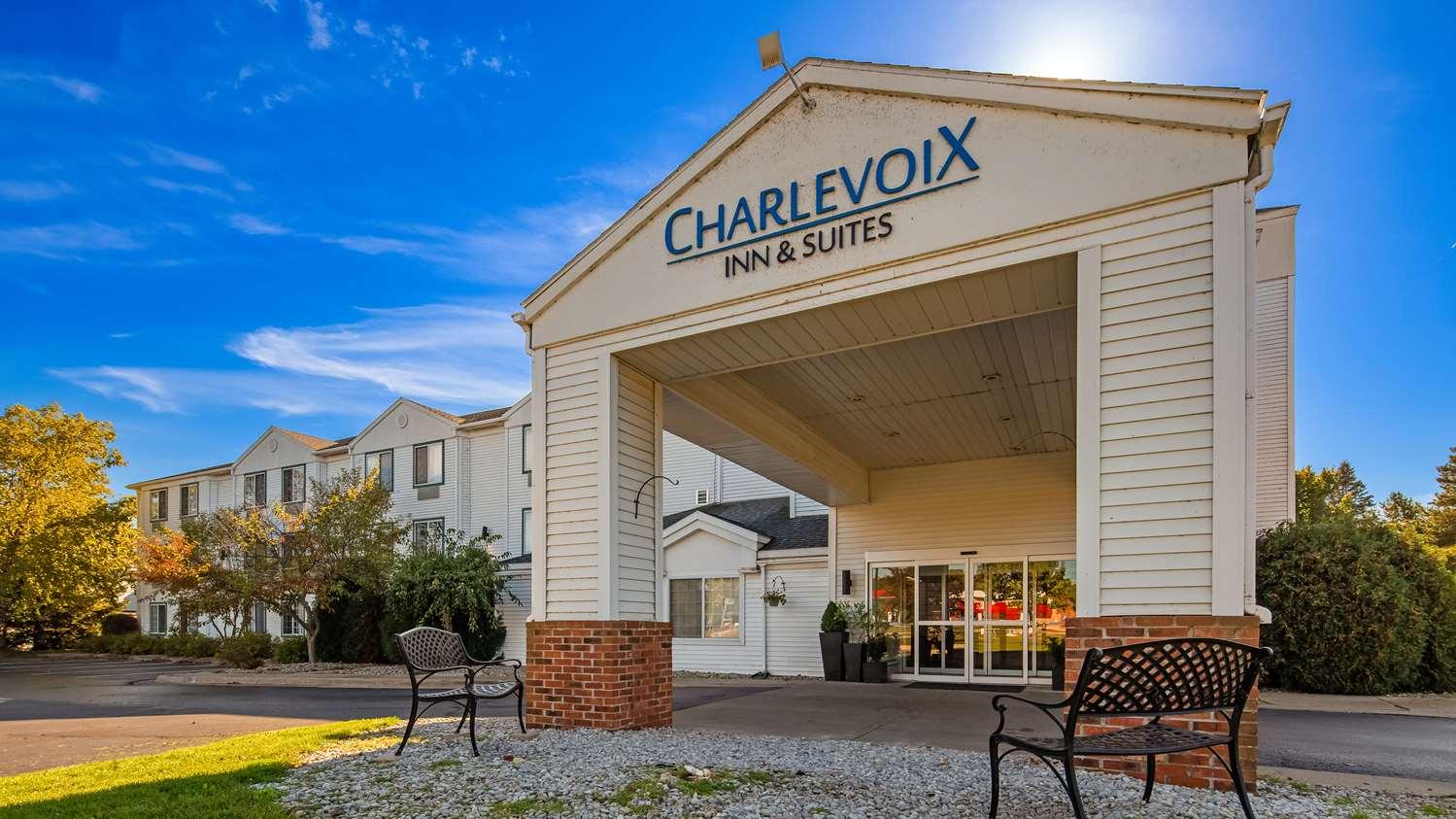 Charlevoix Inn & Suites Surestay Collection By Best Western ภายนอก รูปภาพ