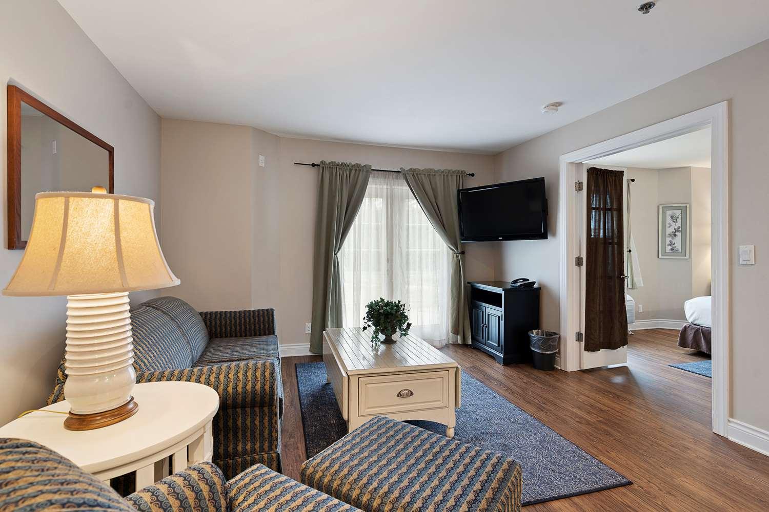 Charlevoix Inn & Suites Surestay Collection By Best Western ภายนอก รูปภาพ