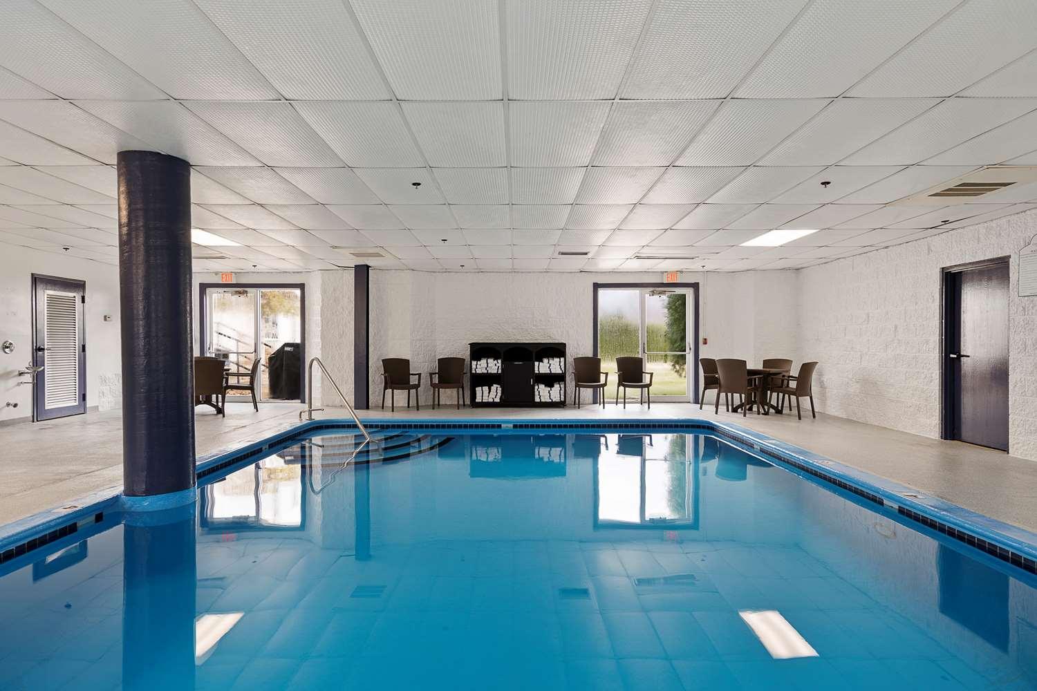 Charlevoix Inn & Suites Surestay Collection By Best Western ภายนอก รูปภาพ