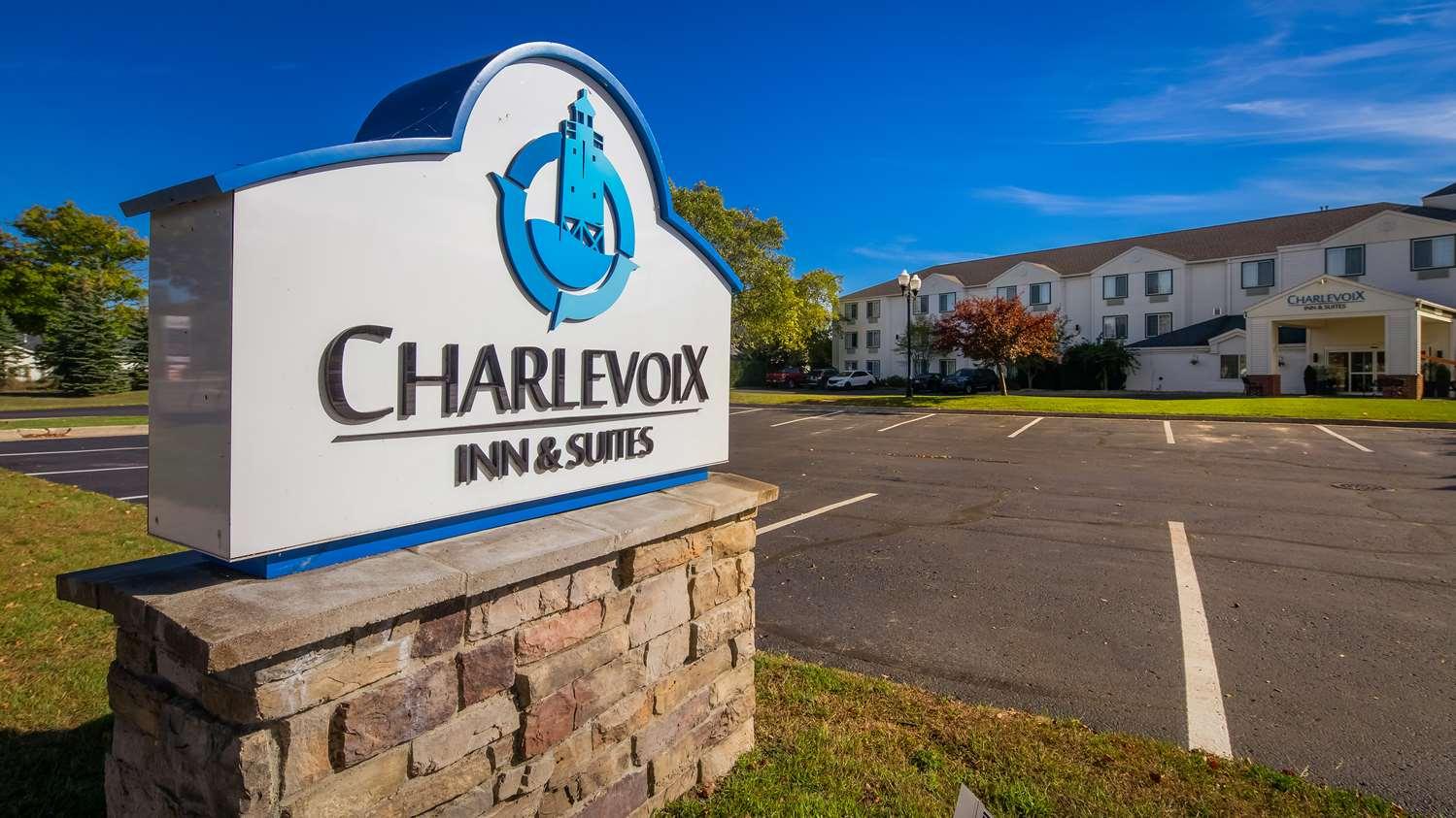 Charlevoix Inn & Suites Surestay Collection By Best Western ภายนอก รูปภาพ