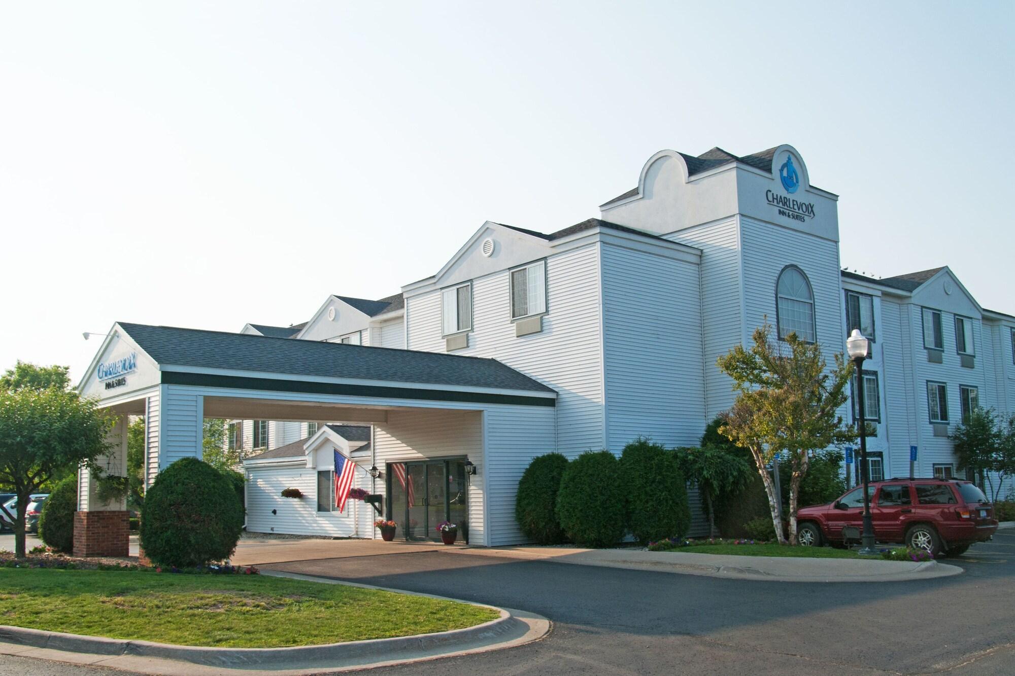 Charlevoix Inn & Suites Surestay Collection By Best Western ภายนอก รูปภาพ