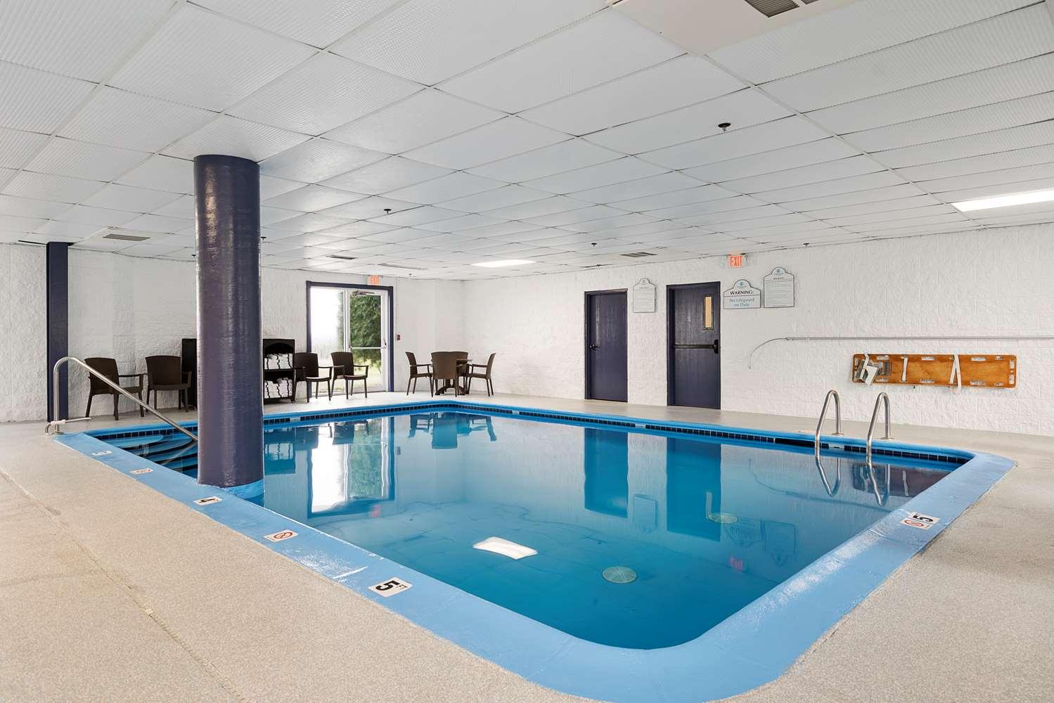 Charlevoix Inn & Suites Surestay Collection By Best Western ภายนอก รูปภาพ