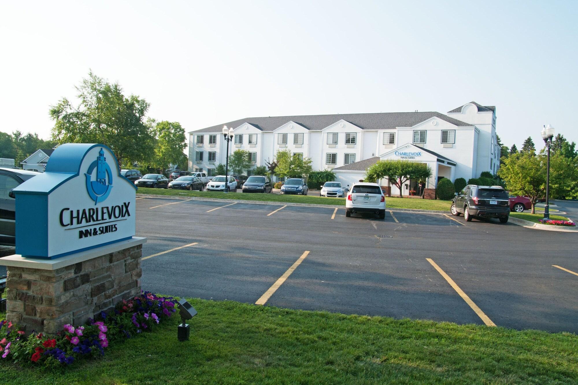 Charlevoix Inn & Suites Surestay Collection By Best Western ภายนอก รูปภาพ