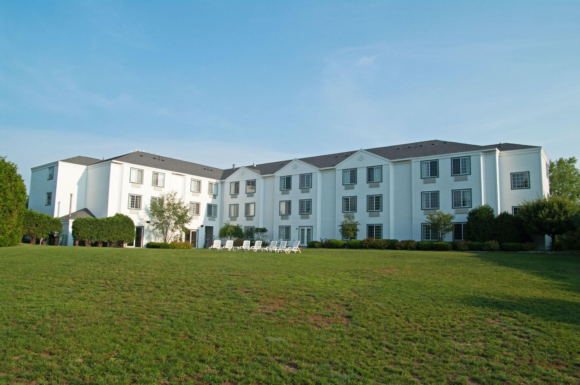Charlevoix Inn & Suites Surestay Collection By Best Western ภายนอก รูปภาพ