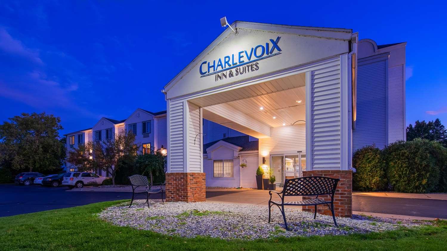 Charlevoix Inn & Suites Surestay Collection By Best Western ภายนอก รูปภาพ