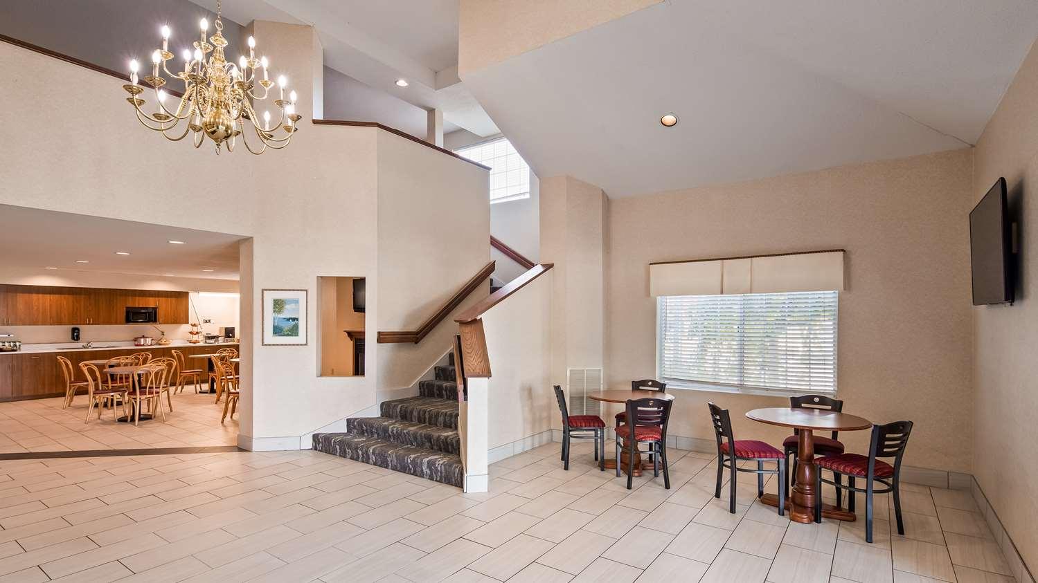Charlevoix Inn & Suites Surestay Collection By Best Western ภายนอก รูปภาพ