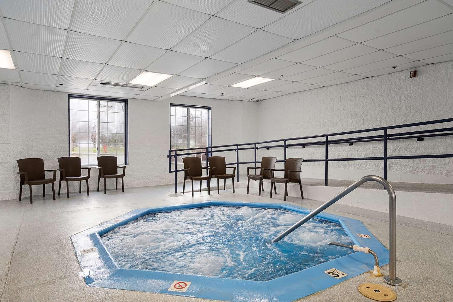 Charlevoix Inn & Suites Surestay Collection By Best Western ภายนอก รูปภาพ