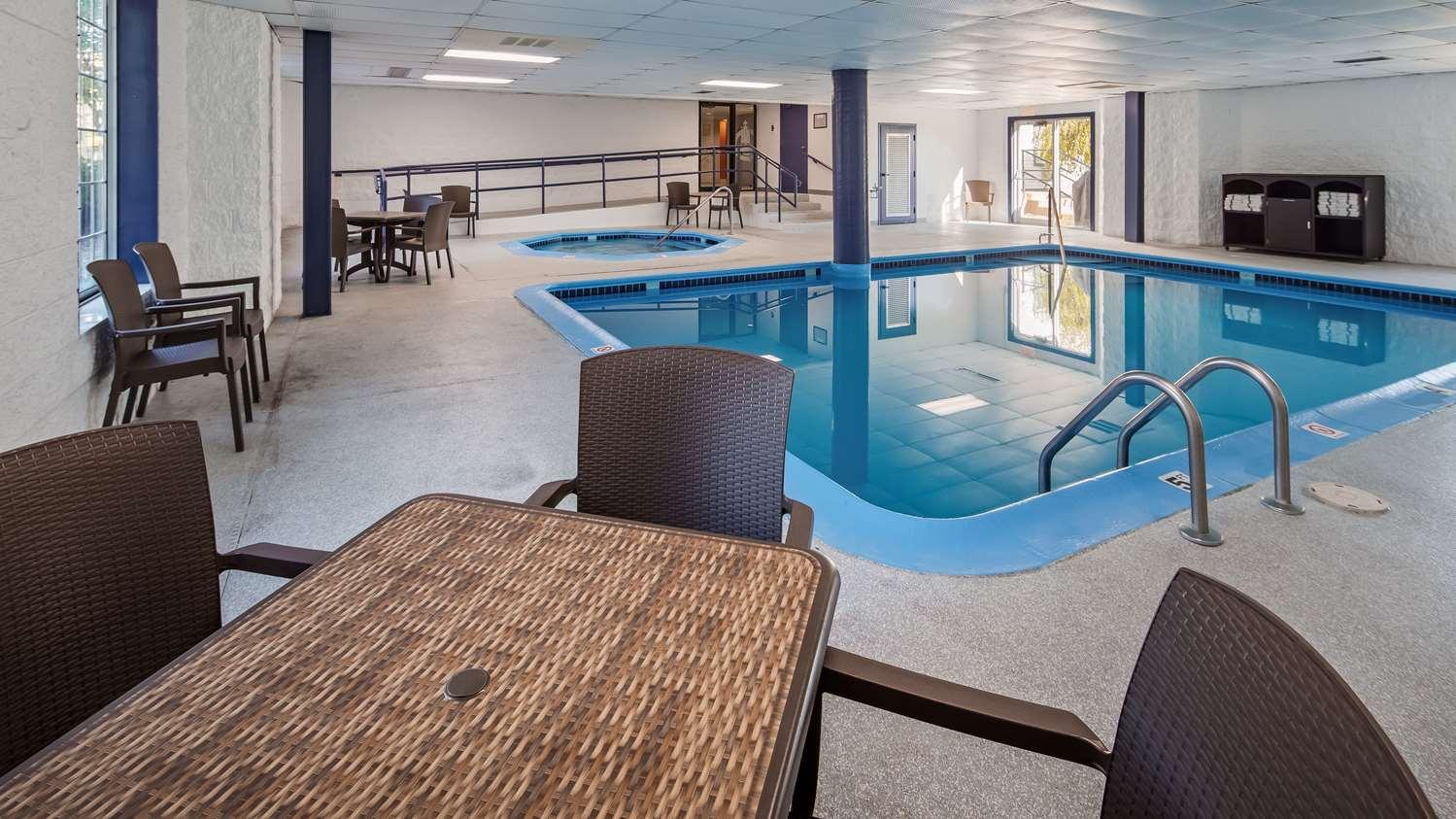 Charlevoix Inn & Suites Surestay Collection By Best Western ภายนอก รูปภาพ