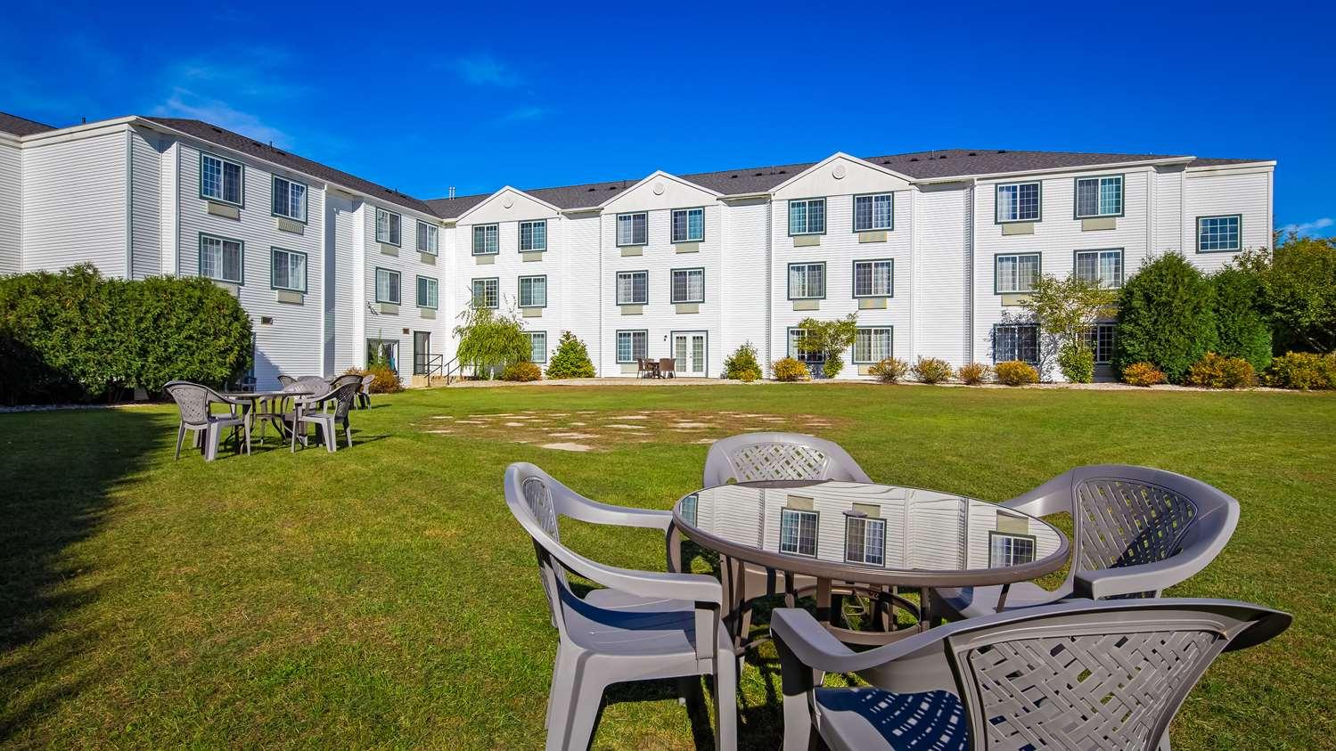 Charlevoix Inn & Suites Surestay Collection By Best Western ภายนอก รูปภาพ