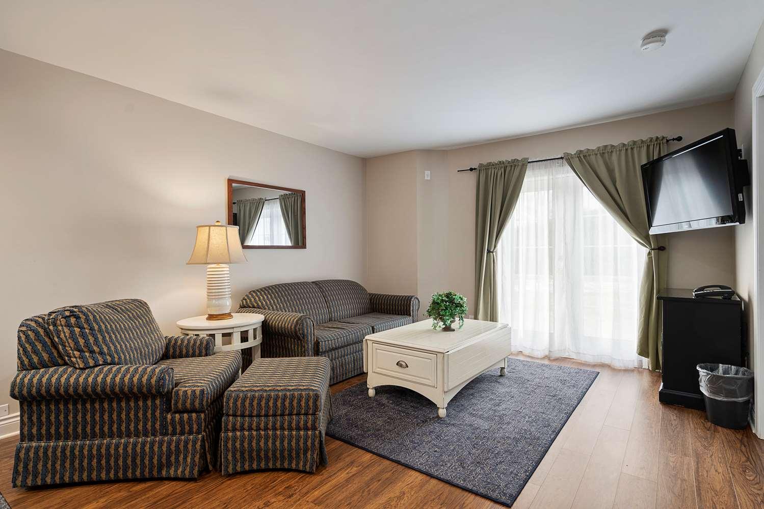 Charlevoix Inn & Suites Surestay Collection By Best Western ภายนอก รูปภาพ