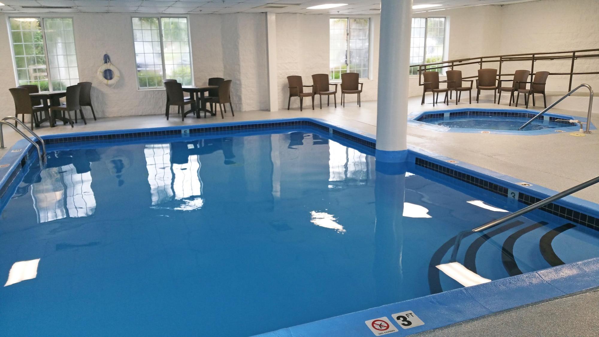 Charlevoix Inn & Suites Surestay Collection By Best Western ภายนอก รูปภาพ