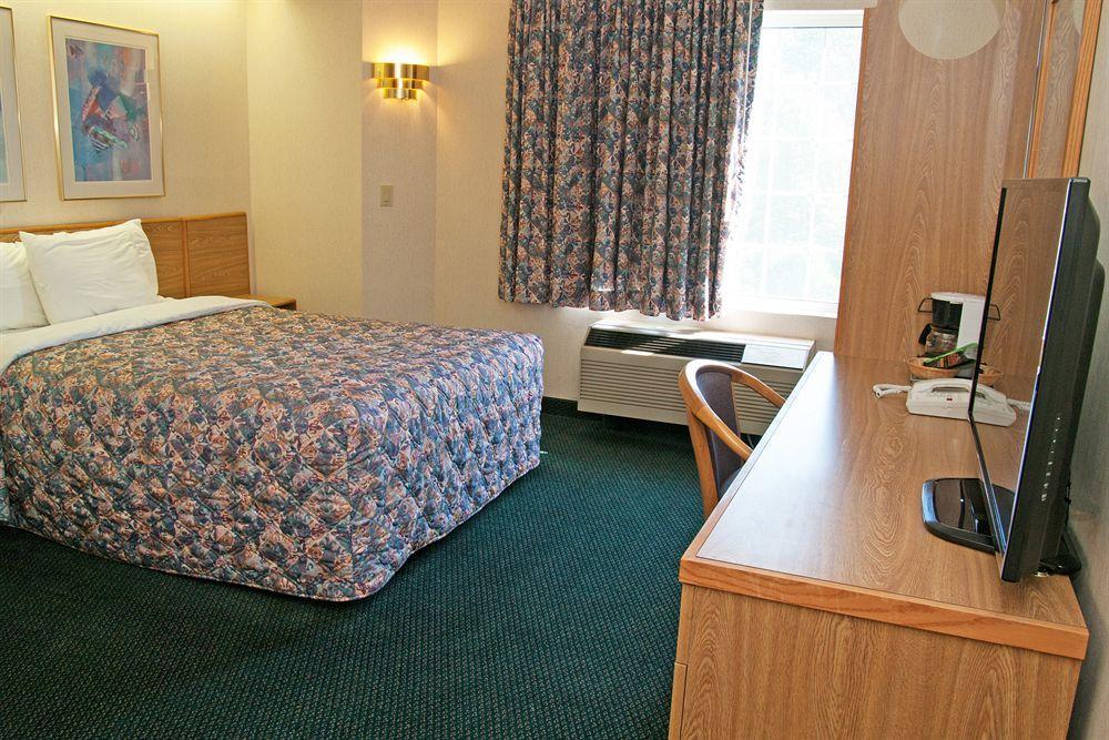 Charlevoix Inn & Suites Surestay Collection By Best Western ภายนอก รูปภาพ
